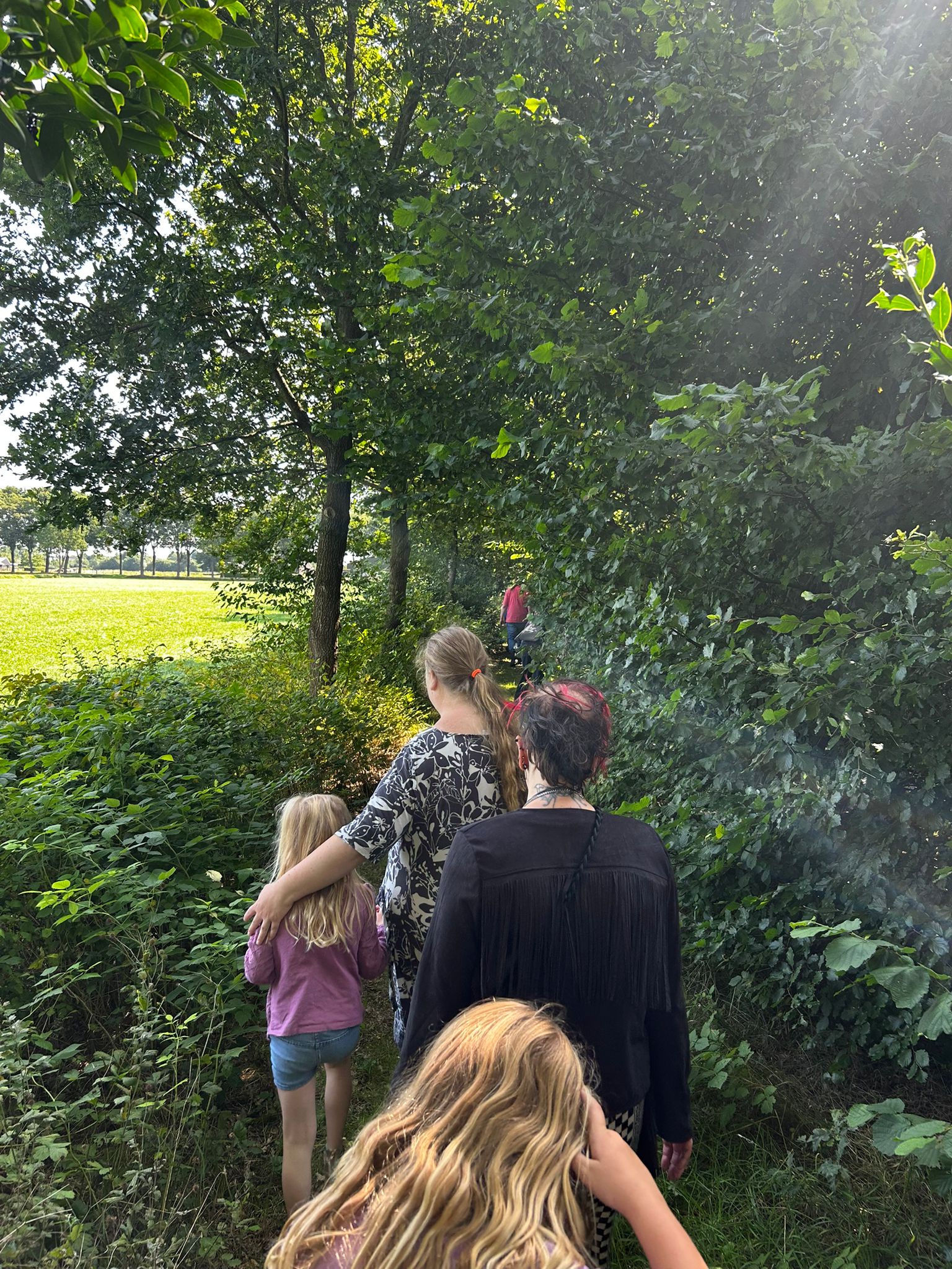 belevingspad Elim, wandelpad Elim, elfenpad Elim, kindvriendelijk wandelen Elim, natuurwandeling Elim, ontdekkingstocht Elim, stiltewandeling Elim, meditatiepad Elim, spiritueel wandelen Elim, zenpad Elim, theetuin wandelen Elim, magisch pad Elim, familie wandeling Elim, natuur beleven Elim, medicijnwiel Elim, zen ranch Elim, wandelen met kinderen Elim, boswandeling Elim, magisch wandelen Elim, rust en natuur Elim